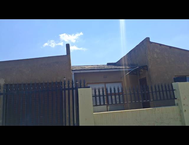 6 BEDROOM HOUSE FOR SALE IN TSAKANE EXT 12